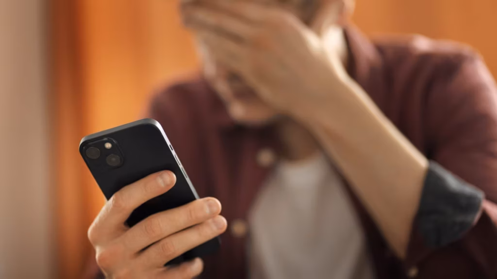 Dipendenza da smartphone, un fenomeno in crescita tra gli adolescenti